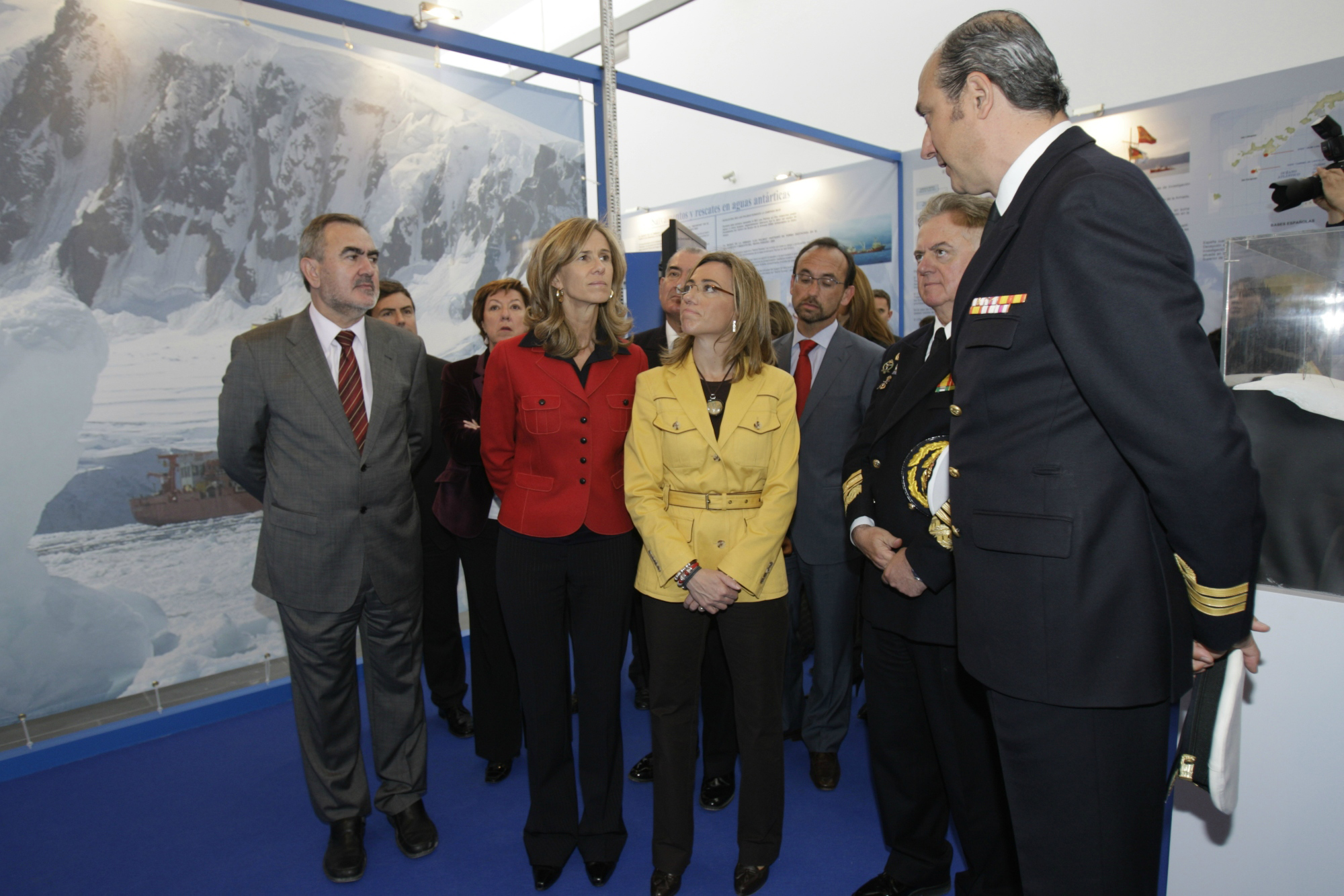 Las autoridades visitan la exposición sobre la Antártida inaugurada en el museo ARQUA en Cartagena